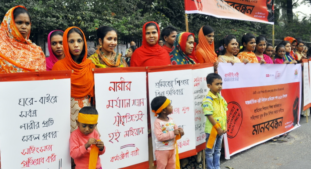 আন্তর্জাতিক নারী নির্যাতন প্রতিরোধ পক্ষ ২০১৭ উপলক্ষে কর্মজীবী নারী নামে একটি সংগঠন জাতীয় প্রেসক্লাবের সামনে মানববন্ধন করে।