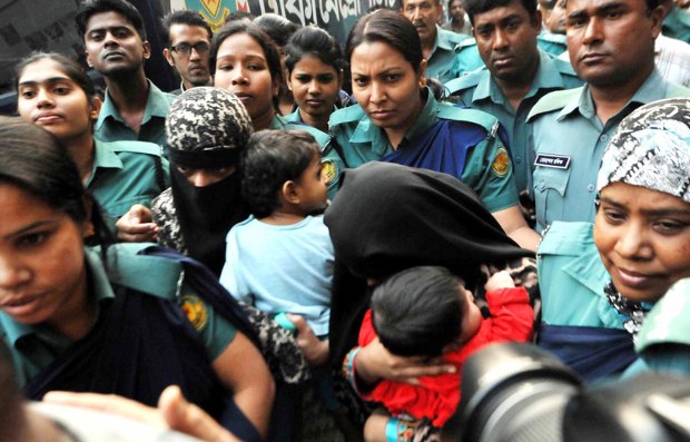 আত্মসমর্পণ করা জেবুন্নাহার এবং তৃষা মণিকে আদালতে হাজির করে পুলিশ। আত্মসমর্পণ করা জেবুন্নাহার এবং তৃষা মণিকে আদালতে হাজির করে পুলিশ।