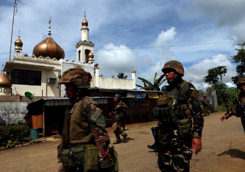 Troops advance into an area controlled by Islamic State-linked Maute and Abu Sayyaf gunmen in the southern Philippine city of Marawi, May 25, 2017. 