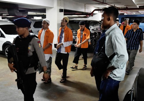 Indonesian police escort a group of suspected terrorists before their trial in Jakarta, June 15, 2016. 