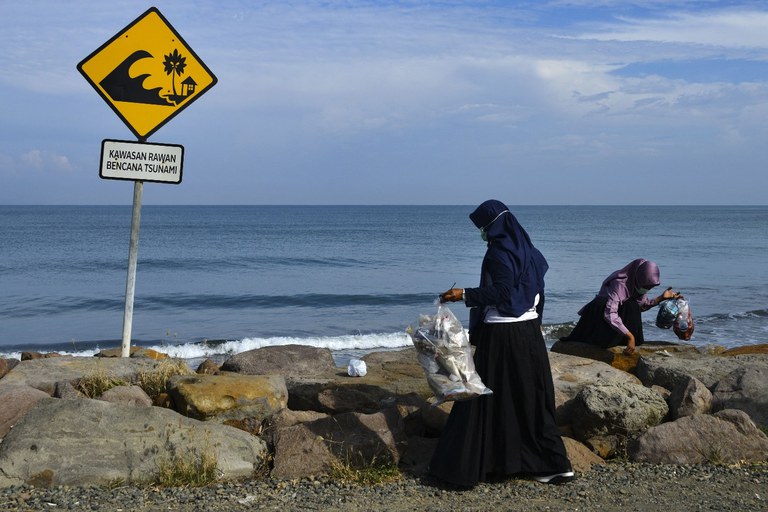 beach-clean.jpg beach-clean.jpg