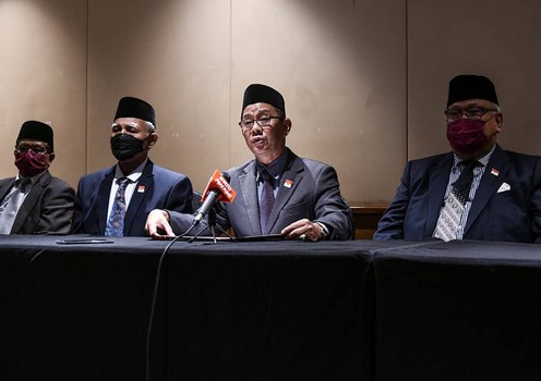 Anas Abdulrahman (also known as Hipni Mareh), the head of a panel representing BRN rebels at Malaysian-brokered peace talks with Thailand, speaks during a press conference as other BRN officials sit beside him at a hotel near Kuala Lumpur, April 1, 2022.