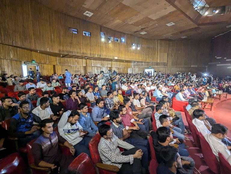 19-BD-crowd.jpg 19-BD-crowd.jpg