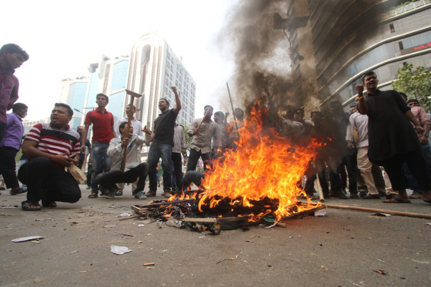 BNP supporters chant slogans in a Dhaka street after they set some fires during clashes with police, Nov. 14, 2018. 