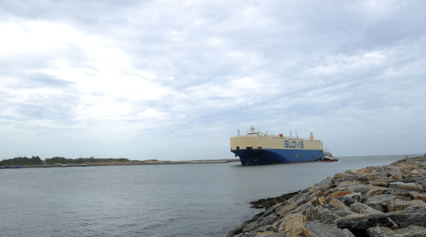 The Asian Sun, a car carrier, is pictured approaching the main port of the Chinese-built Hambantota port in southern Sri Lanka, June 6, 2012. [AFP]