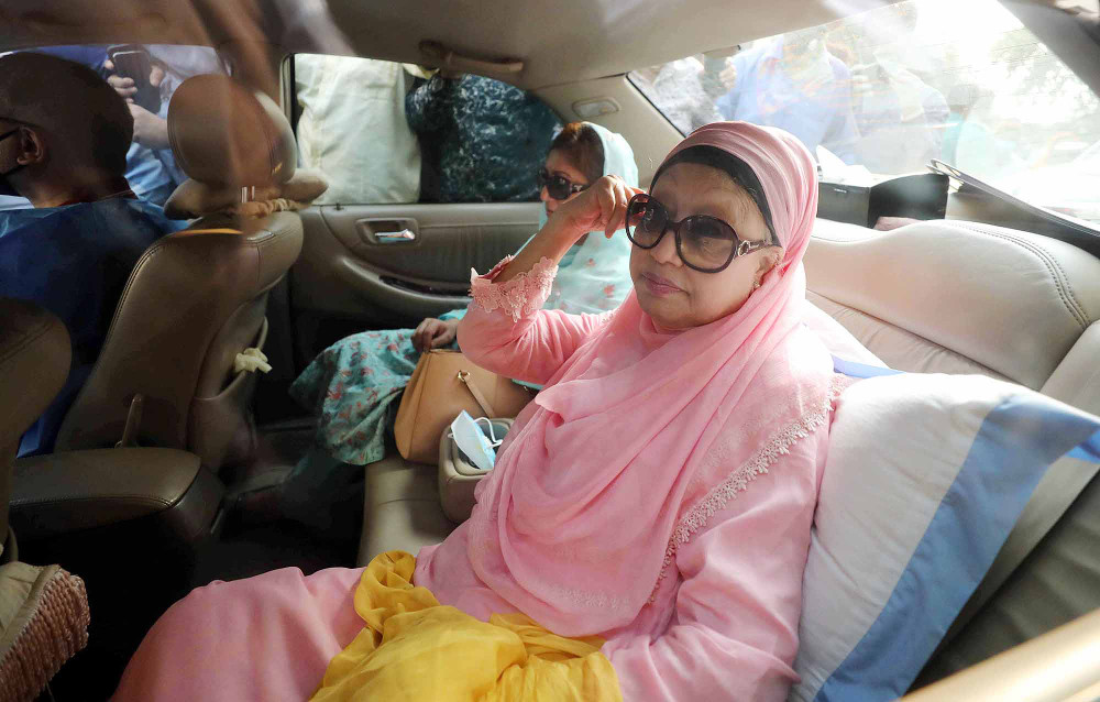 Khaleda Zia (right) and her sister, Selima Islam, wait for a crowd to disperse so they can travel to Zia’s house in the Gulshan section of Dhaka, March 25, 2020. [BenarNews]