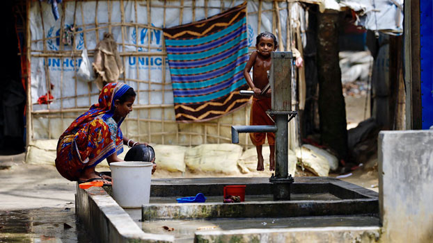 Hindu Rohingya refugees from Myanmar's Rakhine state pump water at a refugee camp in Cox’s Bazar, Bangladesh, Nov. 13, 2018. [AFP]