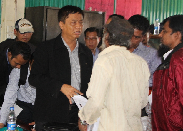 Members of the Myanmar delegation meet with Rohingya at a refugee camp in Cox’s Bazar district, Oct. 31, 2018. [Abdur Rahman/BenarNews]