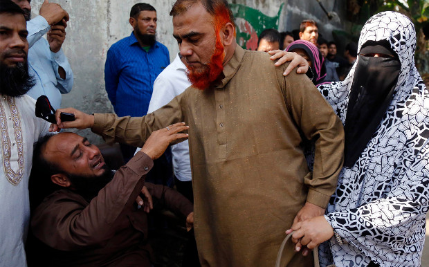 Relatives console a man after a massive fire killed at least 67 people in Dhaka’s Chawkbazar neighborhood, Feb. 21, 2019. [Megh Monir/BenarNews]