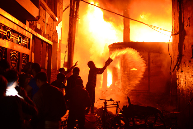 Firefighters and local people help douse a massive fire in Dhaka, Feb. 21, 2019. [AP]