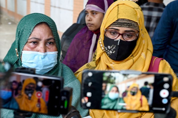 Bangladesh: Hasina meets with families of the dead as arrests continue Bangladesh: Hasina meets with families of the dead as arrests continue