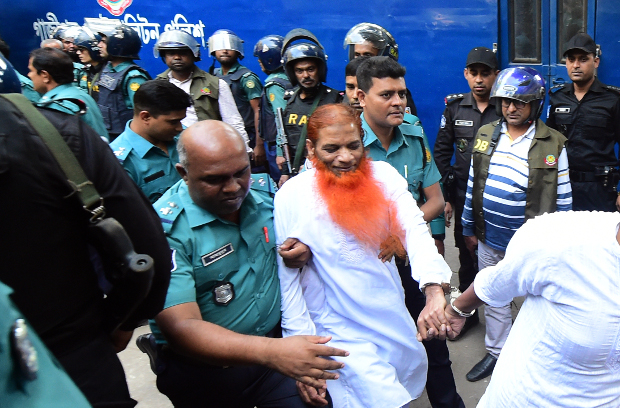 Bangladeshi police officers escort Mizanur Rahman (alias Boro Mizan) out of an anti-terrorism court in Dhaka after the judge found him not guilty of charges that he helped plan the deadly siege at the Holey Artisan Bakery in Dhaka, Nov. 27, 2019. [BenarNews]