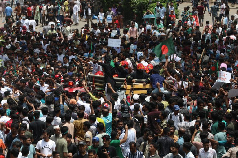 protesters-crowd-Aug4.jpg protesters-crowd-Aug4.jpg
