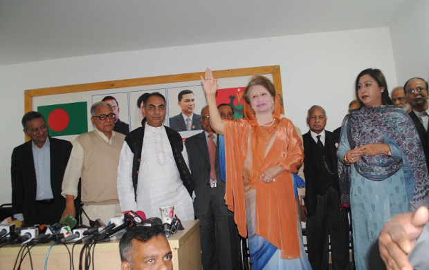 Bangladeshi opposition leader Khaleda Zia waves at her supporters during a news conference in Dhaka, Feb. 7 2018. [BenarNews]