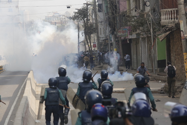 Bangladesh police clash with activists protesting a court's verdict against opposition leader Khaleda Zia in Dhaka, Feb. 8, 2018. [Monirul Alam/BenarNews]