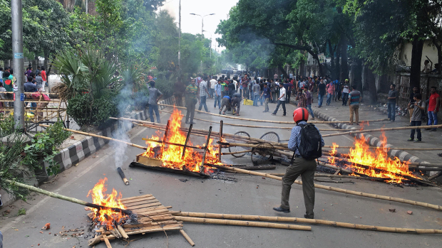 Bangladeshi students set up roadblocks and burn bamboo poles during a protest calling for the removal or reform of a quota system in government jobs in Dhaka, April 9, 2018. [Monirul Alam/BenarNews]