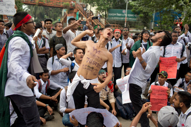Bangladeshi students shout slogans and block a road during a protest in Dhaka, Aug. 4, 2018. (AP)