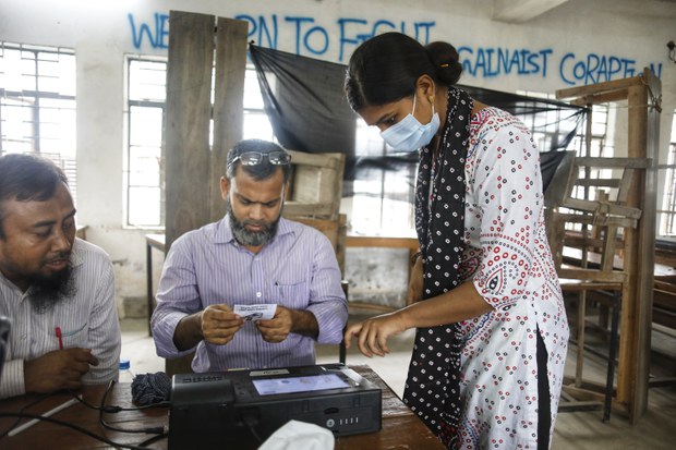 Bangladesh nixes plan to use electronic voting machines in next poll Bangladesh nixes plan to use electronic voting machines in next poll