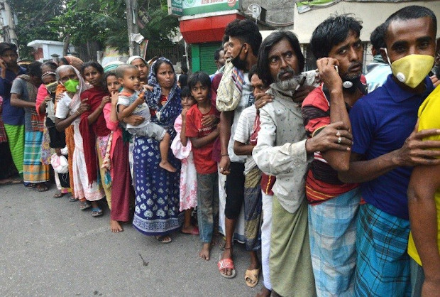 Low-income people line up to receive relief in old Dhaka, May 7, 2020. (BenarNews)