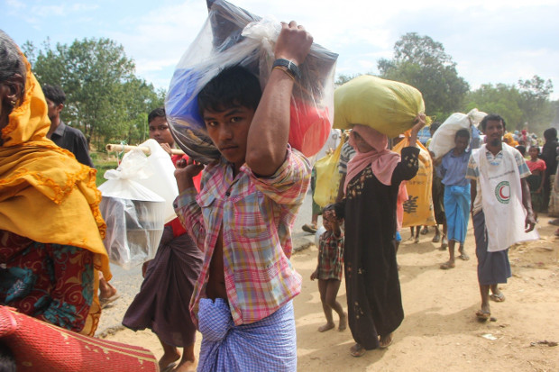 Hundreds of Rohingya refugees arrive in Cox’s Bazar, Bangladesh, from Myanmar, Nov. 11, 2017. [Rohit Wadhwaney/BenarNews]