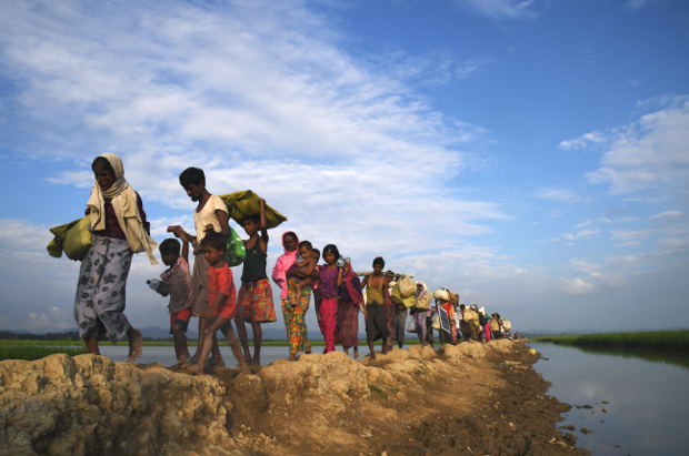 Rohingya Muslim refugees walk toward the Balukhali refugee camp after crossing the border in Bangladesh's Ukhia district, Nov. 2, 2017. [AFP]