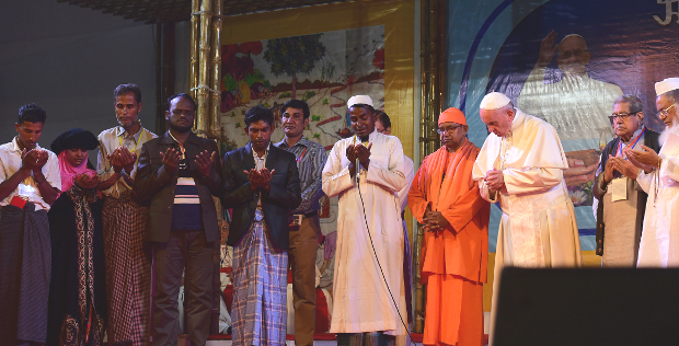 Pope Francis prays with Rohingya refugees and other people in Dhaka, Dec. 1, 2017. [Monirul Alam/BenarNews]