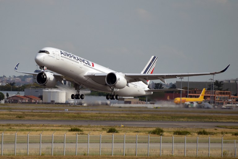 BD-Macron-2.jpg Airbus A350 of Air France