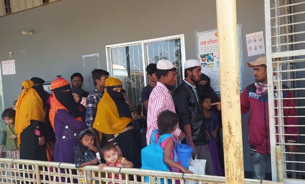 Rohingya refugees queue as they wait to board a bus at a transit point in Cox’s Bazar, Bangladesh, to go to Bhashan Char Island. Dec. 3, 2020. [Abdur Rahman/BenarNews]