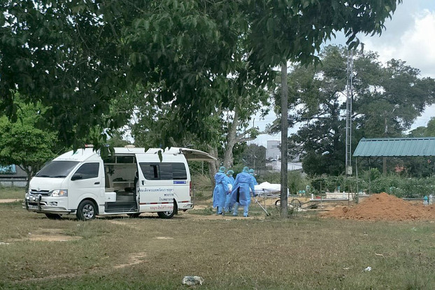 Su-ngai Kolok Hospital officials bury a COVID-19 victim at the Sarayo cemetery in Narathiwat province, southern Thailand, March 27, 2020. [Matahari Ismail/BenarNews] 