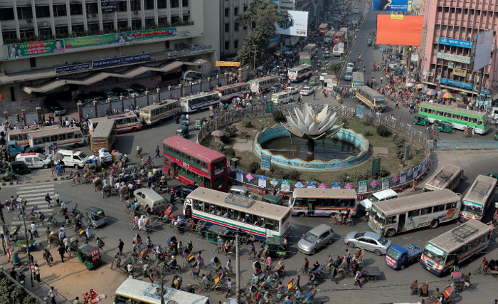 Traffic crawls during a nationwide strike called by the opposition alliance in Dhaka, Jan. 25, 2015. [AP]