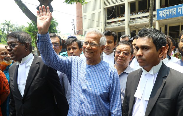 Nobel Peace Prize winner Yunus caged during Dhaka court hearing Nobel Peace Prize winner Yunus caged during Dhaka court hearing