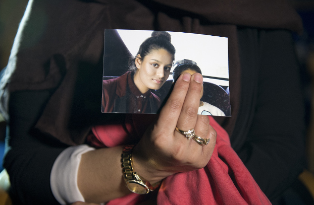 Renu Begum holds a picture of Shamima Begum, her youngest sister who fled Britain to join the Islamic State extremist group in Syria, during an interview in central London, Feb. 22, 2015. [AFP]