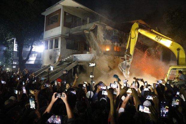 Bangladeshis demolish museum honoring ousted PM Hasina’s father – angry she spoke online Bangladeshis demolish museum honoring ousted PM Hasina’s father – angry she spoke online