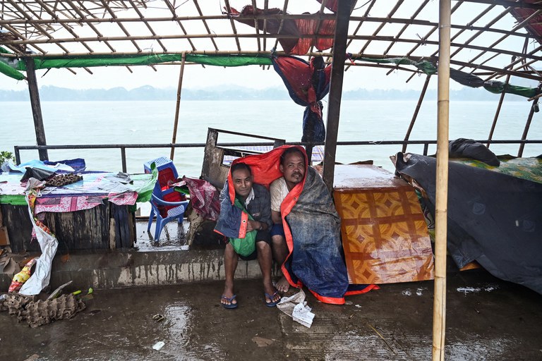 Sittwe-residents-sheltering.jpeg Sittwe-residents-sheltering.jpeg