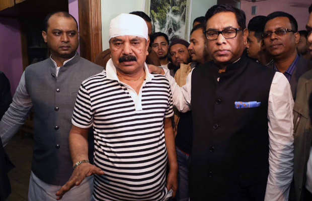 Nasrul Hamid Bipu (right), a parliamentary candidate from the ruling Awami League, visits with Goyeshwar Chandra Roy (center), a rival candidate from the Bangladesh Nationalist Party (BNP) who was injured in an attack ahead of upcoming national polls, in Dhaka, Dec. 26, 2018. [Megh Monir/BenarNews]  
