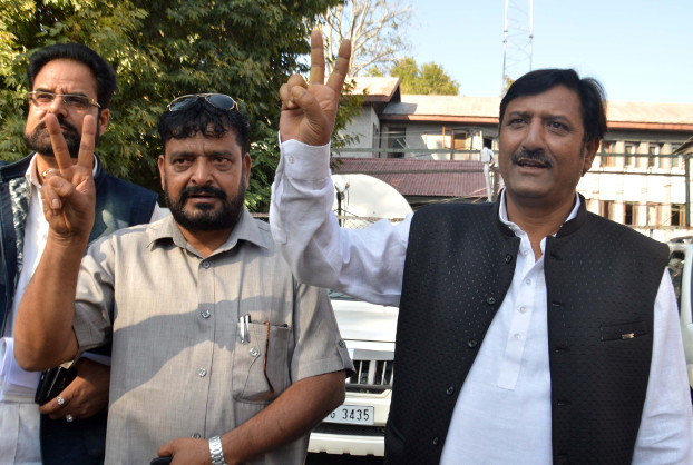 Bhartiya Janta Party district president Mohammed Rafiq Wani (right) and another party leader flash victory signs after filing nomination petitions in Anantnag district, Sept 28, 2018. (Sheikh Mashooq/BenarNews)