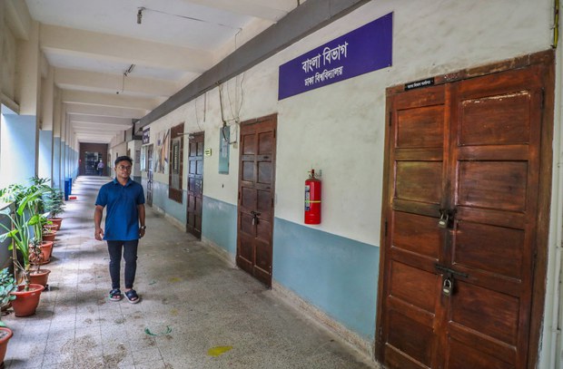 Faculty, university employees in Bangladesh strike against new pension plan Faculty, university employees in Bangladesh strike against new pension plan