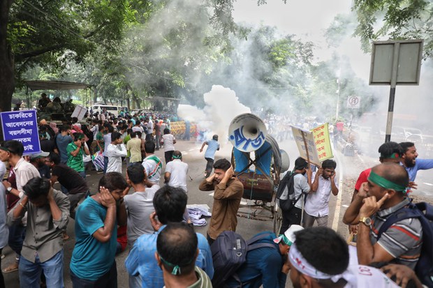 Garment worker fatally shot as thousands protest in Bangladesh Garment worker fatally shot as thousands protest in Bangladesh