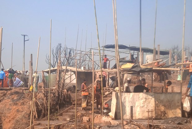 Bangladesh investigators probe cause of fire that left 12,000 Rohingya homeless Bangladesh investigators probe cause of fire that left 12,000 Rohingya homeless