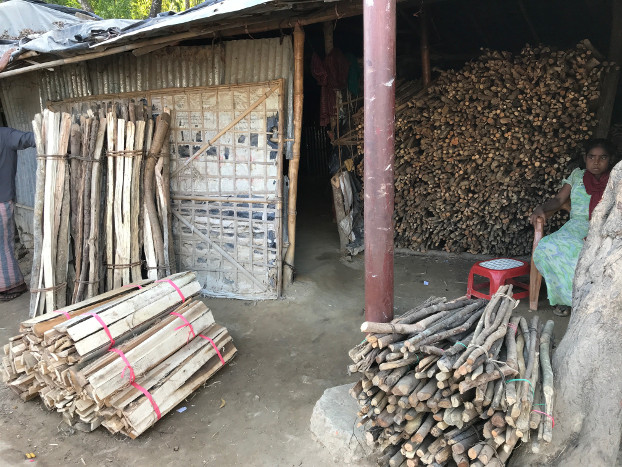 A Rohingya woman sells firewood at the Kutupalong refugee camp in Cox’s Bazar, Bangladesh, April 11, 2018. [Kamran Reza Chowdhury/BenarNews]