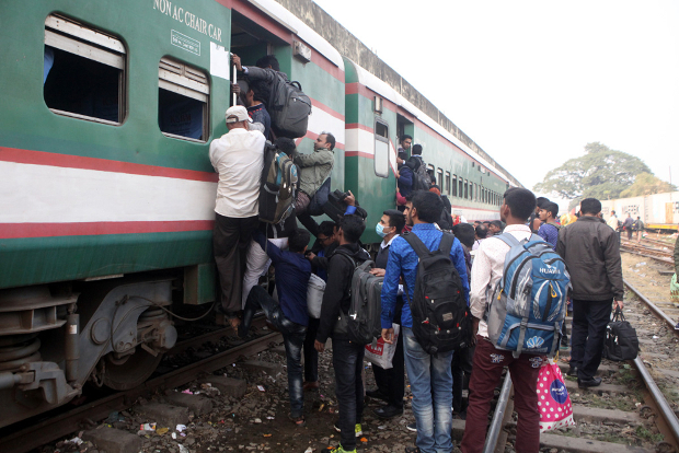 Bangladeshis board a train at the Central Railway Station in Dhaka as they head home to cast their votes in the Dec. 30 general election, Dec. 27, 2018. [Newsroom Photo]