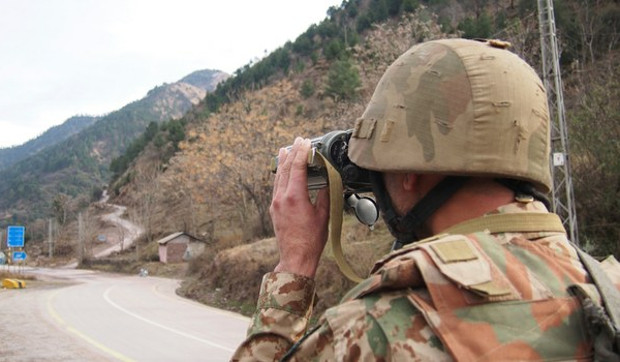 A Pakistani soldier looks for movement of Indian forces while at a security post 50 km (31 miles) from Muzaffarabad, capital of Pakistani-controlled Kashmir, Feb. 23, 2019. [AP]