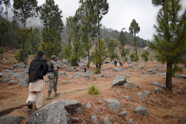 Pakistani reporters and troops visit the site of an Indian airstrike near Balakot, Pakistan, Feb. 26, 2019. [AP]