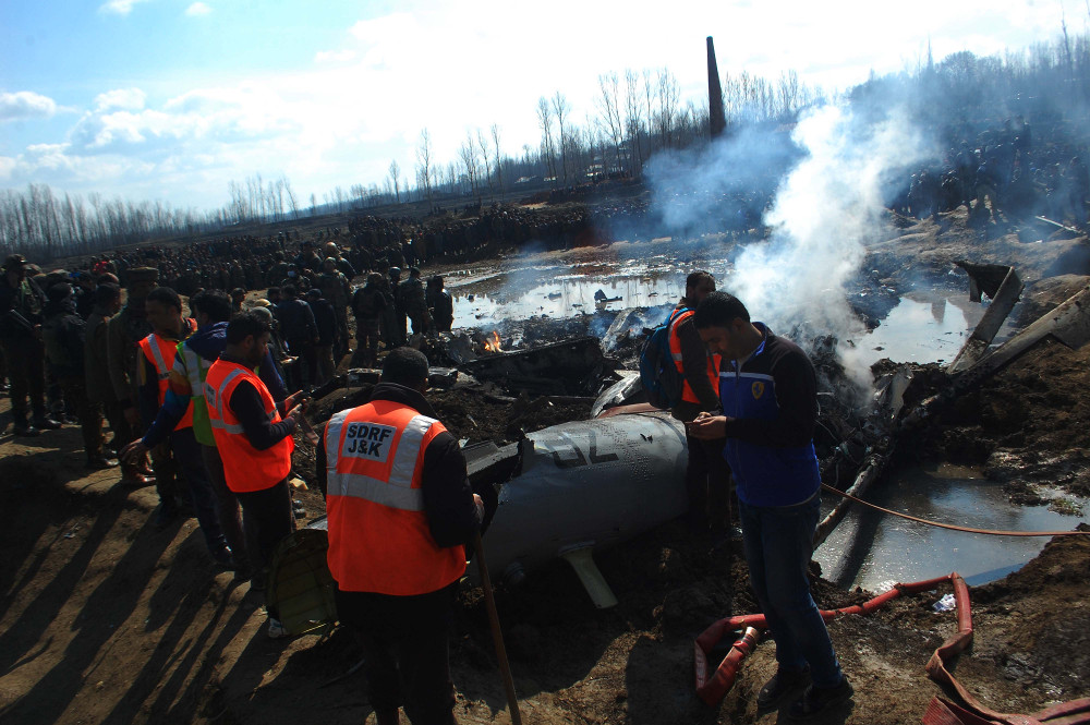 Indian investigators and security forces gather near the wreckage of an Indian Air Force aircraft that crashed on the outskirts of Srinagar in Indian Kashmir, Feb. 27, 2019. [Sheikh Mashooq/BenarNews]  