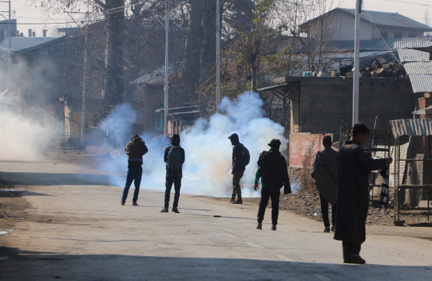 Smoke engulfs streets of Kharpora village in southern Pulwama district in Indian Kashmir after security forces sought to disperse protesters, Dec.15, 2018. (Sheikh Mashooq/BenarNews)