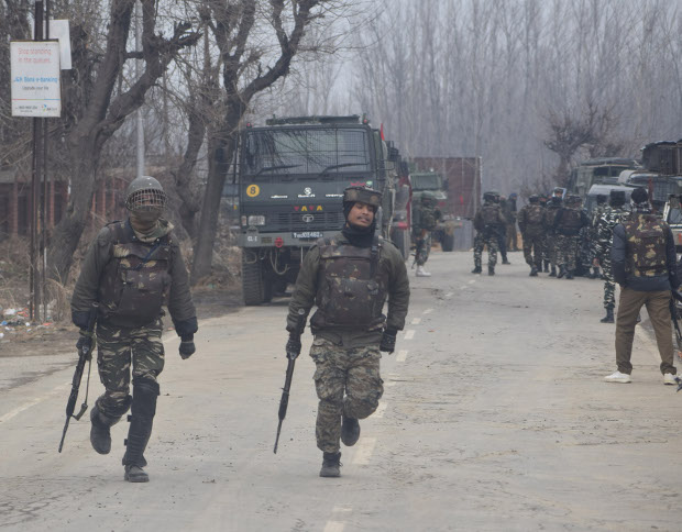 Soldiers gather near the shooting site in Kashmir’s Pulwama district, Feb. 18, 2019. [Sheikh Mashooq/ BenarNews]  