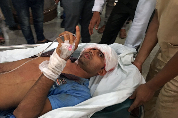 A student injured during street protests in Dhaka is treated at Popular Medical College and Hospital, Aug. 5, 2018. (BenarNews)