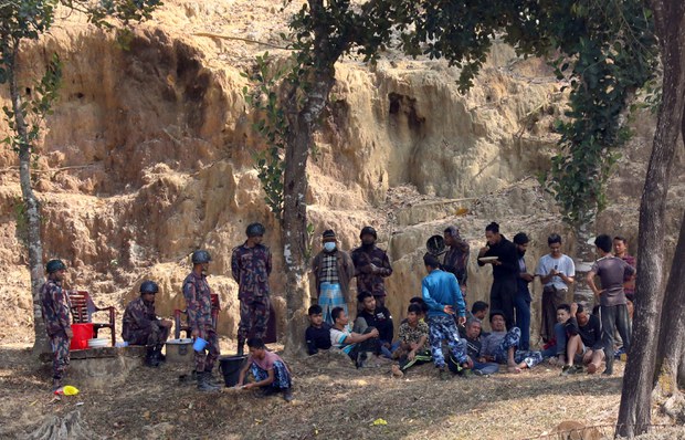 Scores of Myanmar border guards flee to Bangladesh amid fighting with rebels Scores of Myanmar border guards flee to Bangladesh amid fighting with rebels