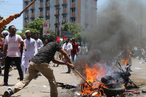 Scores reported injured in clashes between Bangladesh’s ruling party, opposition BNP Scores reported injured in clashes between Bangladesh’s ruling party, opposition BNP