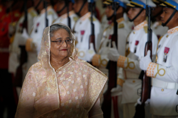 Bangladesh Prime Minister Sheikh Hasina reviews an honor guard during a ceremony welcoming her at the Peace Palace in Phnom Penh, Cambodia, Dec. 4, 2017. [AP]